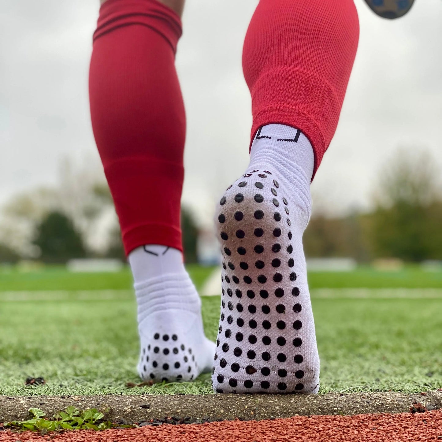 Athlète portant les chaussettes Joga sur le terrain
