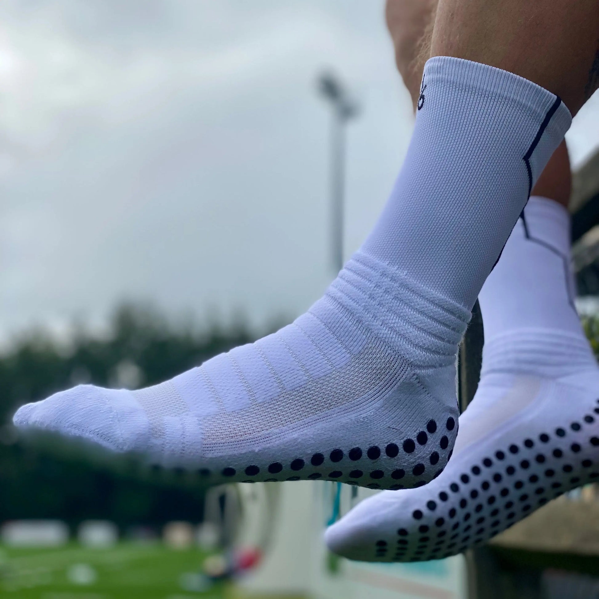 Athlète portant les chaussettes Joga sur le terrain